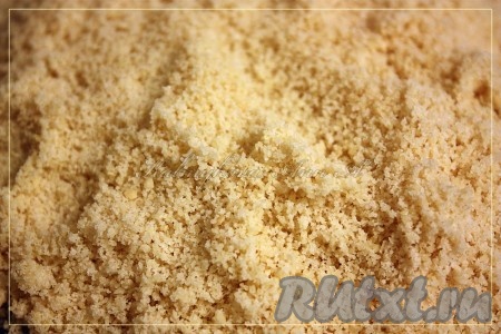 Орехи измельчить в муку.
