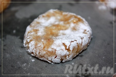 Получившиеся шарики переложить на противень, застеленный пергаментом, и приплюснуть руками. Выпекать марокканское печенье в разогретой духовке 20 минут при 170 градусах.
