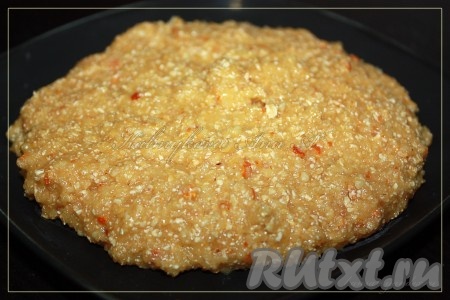 Затем достать тесто из холодильника, разделить его на кусочки размером с грецкий орех.
