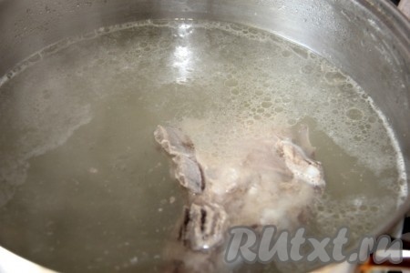 Заливаем свинину водой, доводим до кипения, снимаем пену, уменьшаем огонь и варим мясо до готовности (примерно 1,5-2 часа).
