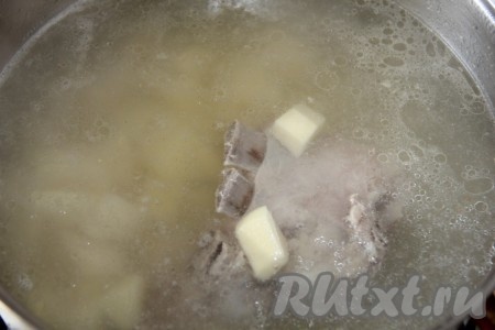 Очищенный картофель нарезаем кубиками и отправляем в мясной бульон. Провариваем 5 минут.

