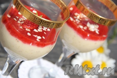 Сначала выложить в фужер бананово-йогуртовую смесь, а затем аккуратно выложить клубничное пюре, украсить по желанию. Я сверху выложила свежую клубничку и добавила щепотку овсяных хлопьев. Смузи, приготовленный с клубникой, бананом и йогуртом, получается и вкусным, и полезным, и достаточно сытным. Попробуйте!
