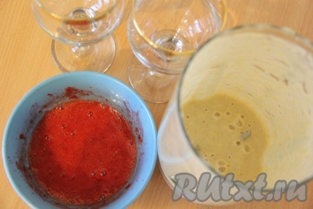 Кусочки банана поместить в чашу блендера, добавить йогурт и овсяные хлопья, взбить на высокой скорости до однородного состояния. Клубнику в отдельной чаше взбить погружным блендером. Я решила приготовить смузи и выложить его слоями, так наш напиток выглядит более красивым. Если у вас нет на это времени и желания, можно просто соединить все ингредиенты в чаше блендера, хорошо взбить и разлить смузи по стаканам.