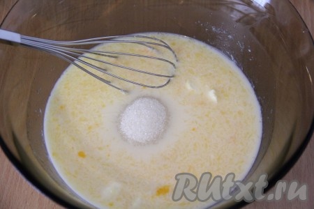 Всё перемешать венчиком. Затем всыпать сахар, соль и слегка взбить венчиком. 