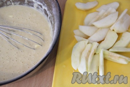 Груши вымыть, очистить от кожуры и семян, нарезать на тонкие дольки.