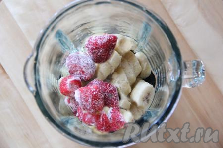 Затем добавить клубнику.