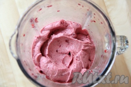 На средней скорости блендера пробить бананы и клубнику до однородности. Клубнику с бананами можно пробивать до однородности и с помощью погружного блендера. Попробовать клубнично-банановую массу на вкус, если нужно, добавить сахар (или мёд) и ещё раз пробить блендером.