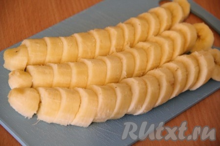 Бананы почистить и нарезать на кусочки. Сложить кусочки банана в пакет и поместить в морозилку минут на 30. Если вы для приготовления фруктового льда берёте свежую клубнику, тогда её нужно вымыть, обсушить и тоже отправить минут на 20-30 в морозилку. Если же вы готовите с замороженной клубникой, тогда её нужно будет достать из морозилки и дать полежать при комнатной температуре в течение 20-30 минут.