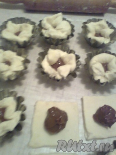 Выложить по центру каждого квадрата начинку.
