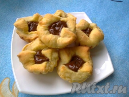 Охлажденные слойки выложить на блюдо.
