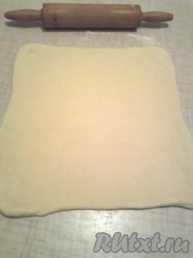 Тесто перевернуть и раскатать до первоначального размера в виде квадрата или прямоугольника