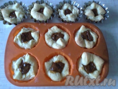 Если формочек нет, можно связать мешочки ниткой, но не сильно, чтоб в середине осталось отверстие. Выпекать в разогретой духовке при 200-220 градусах 25-35 минут (ориентируйтесь на свою духовку). Готовые слойки остудить в формах.
