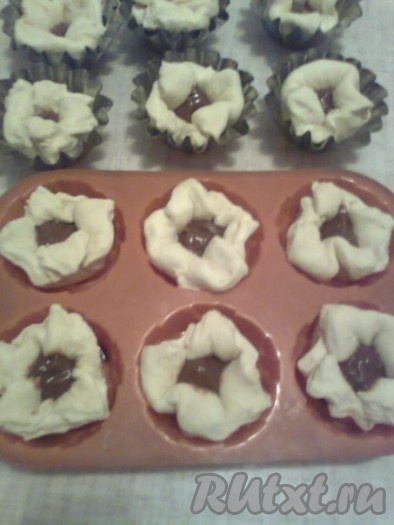 и уложить в формы для корзиночек или кексов.
