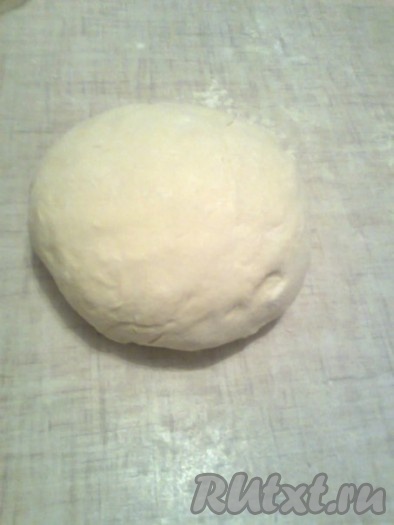 Натереть подмороженное масло на крупной терке, смешать с мукой до состояния крошки, добавить 1 яйцо, соль, кефир, быстро перемешать всё вилкой. Затем быстро перемешать руками. Собрать в ком.&nbsp; Завернуть тесто в пленку и убрать в холодильник на 3-4 часа минимум. Удобно оставить на ночь. Затем достать, подпылить стол мукой и сформировать из теста шар, не липнущий к рукам.
