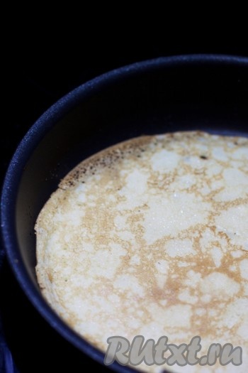 Тесто для блинчики готово. Печем из расчета: 1 половник теста = 1 блинчику.
