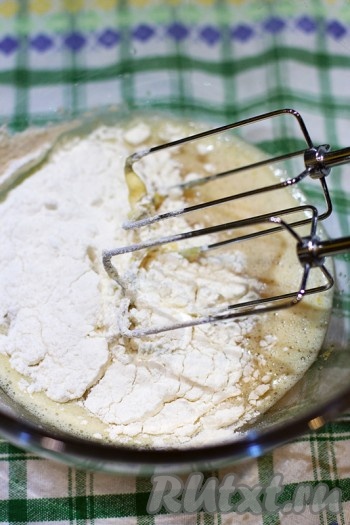 всыпьте муку