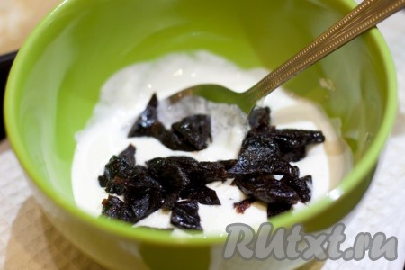 Сметану смешайте с нарезанным черносливом (сметаны должно быть больше) и добавьте сахар по вкусу.