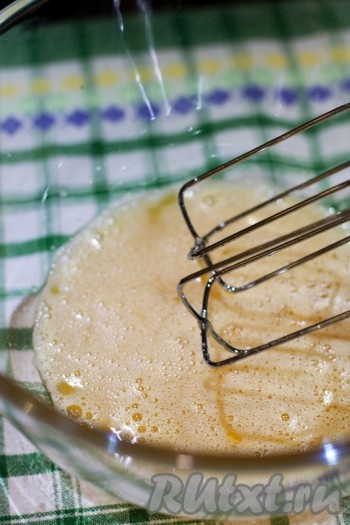 Замесите тесто на блинчики. Для этого смешайте яйца с сахаром и солью,
