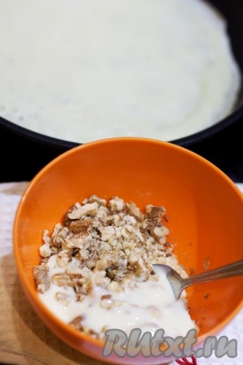 Добавляйте в них сгущенное молоко до получения кашицы (по желанию количество сгущенного молока можно увеличить).