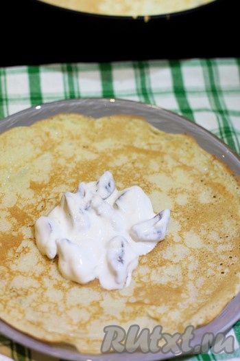 Выкладывайте готовые начинки в центр блинчиков и заворачивайте произвольным образом (трубочкой, конвертиком, треугольничком).