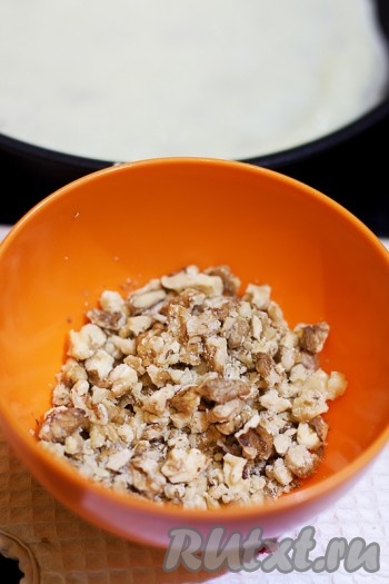 Самое время заняться начинками. Грецкие орехи порубите в мелкую крошку.