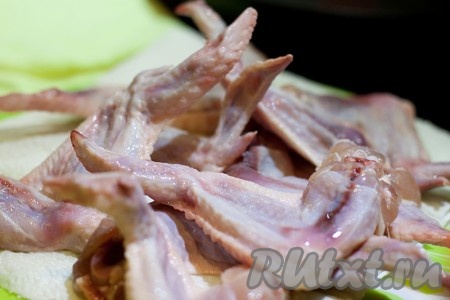 Вымойте крылья и обсушите их бумажным полотенцем. 