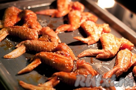 Посыпьте кунжутными семечками и отправьте в духовку на 30 минут (до румяной корочки). Температура духовки должна быть 200 градусов.