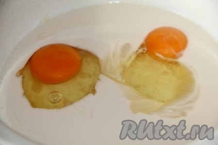 Дрожжи развести в теплом молоке, добавить яйца, растопленное сливочное масло, сахар, соль.