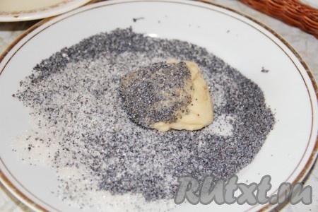 Затем обвалять в смеси из мака и сахара. 