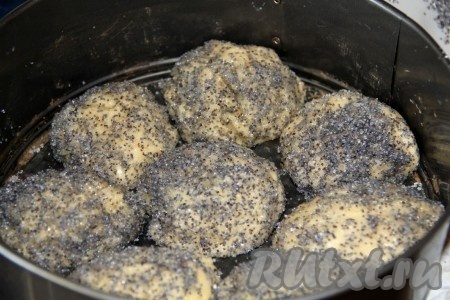 Выложить шарики вплотную друг к другу в круглую форму.
