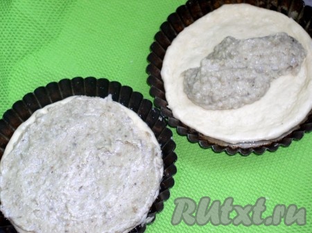 Смазать лепешки начинкой. Начинка должна быть не жидкой, чтобы не потекла. И шаньга - не ватрушка. Бортиков не делают.
