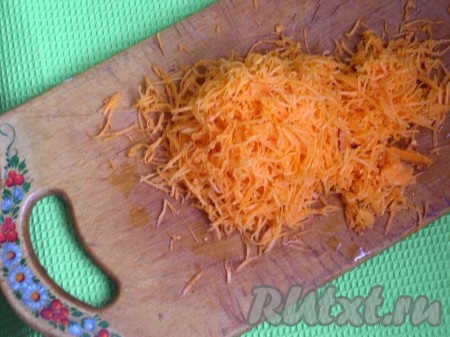 Морковь помыть, почистить и натереть на мелкой терке. Обжарить в масле, чтобы получилось ярко-оранжевое масло. Смазать парой чайных ложечек поджаренной моркови шанежки. Вот эта морковная намазка и будет подливой вместо сметаны. Очень с морковью масло вкусным получается.