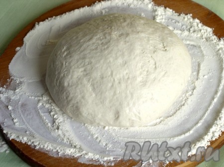 Но и вручную сделать это легко. Тесто не липнет к рукам, хорошо подходит, так что справится даже начинающая хозяюшка. Отмеряем нужное количество теплой воды. Отливаем от этого количества пару столовых ложек и добавим к ним 1 столовую ложку сахара и живые дрожжи. Размешиваем и даём забродить (должна появиться пенка или шапочка). Просеиваем муку. Вливаем в муку дрожжи и воду, всыпаем соль и сахар, замешиваем тесто ложкой. Когда вся влага войдет в муку, вливаем масло и замешиваем эластичное тесто до гладкости. Помещаем тесто в тепло, накрыв пищевой пленкой или полотенцем, даём взойти. Обминаем тесто и даём взойти еще раз.