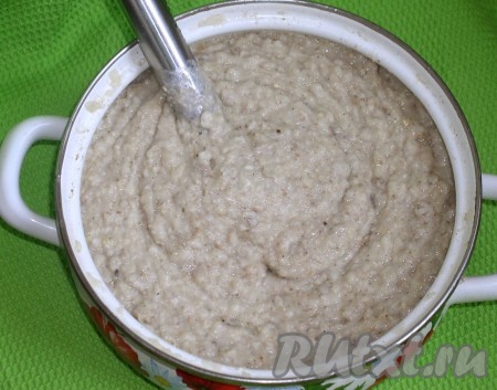 Лук и грибы помыть, почистить, нарезать &nbsp;и обжарить в растительном масле до румяной корочки. Добавить в начинку. Всыпать специи, посолить по вкусу. Взбить в пышную массу блендером.
