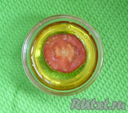 Выложить поверх начинки вкусняшек - грибов, кусочки помидоров, перца, оливок, орехов. В этот раз это были помидоры. Я заморозила на зиму, как любитель пиццы))) Потом, не размораживая, окунала их в растительное масло и украшала шаньгу.