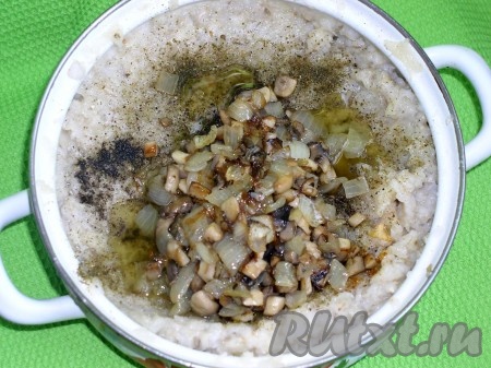 Начинка. Перловую крупу замочить на ночь. В большом количестве воды от момента закипания варить не менее 1,5 часов до полного размягчения. Если нужно, процедить. Сельдерей очистить, нарезать кусочками и сварить в подсоленной воде. Сцедить отвар, истолочь в пюре. Добавить к готовой перловке.