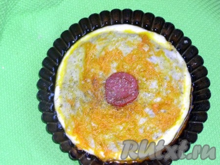 Притрусить молотыми сухарями. При запекании они дают превосходную румяную корочку и, конечно, вкус!