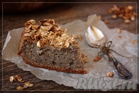 Получается очень вкусный, нежный бисквит с хрустящей корочкой из хлопьев (если хранить манник в пакете, тогда овсяные хлопья станут мягкими, но останутся вкусными).