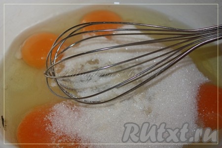 Яйца взбить с ванилином и сахаром в течение 4-5 минут.