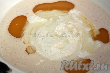 Затем, продолжая взбивать, к яичной массе добавить растительное масло и набухшую манку.