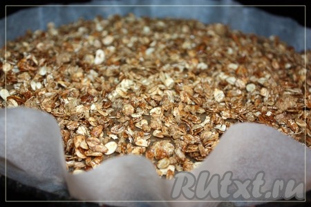 Минут за 10 до готовности посыпать манник обжаренными хлопьями.