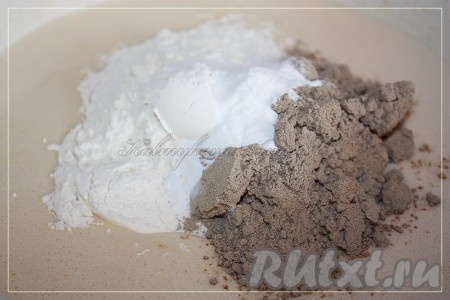 Следом всыпать два вида муки, разрыхлитель и тщательно перемешать.