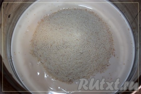 Манку, молоко, сметану перемешать и оставить настояться минут на 30.