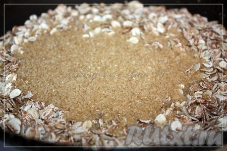 Для приготовления хрустящей верхушки манника на сухой сковороде обжарить в течение 5 минут, помешивая, хлопья с коричневым сахаром.