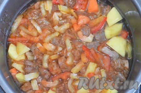 Сверху выложить мясо с луком, нарезанный перчик и залить кипятком почти доверху.