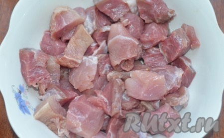 Свинину порезать небольшими кусочками-кубиками.