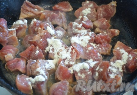 Разогреть в сковороде масло, выложить мясо, посыпать мукой, перемешать. Жарить, помешивая, на среднем огне до золотистой корочки.