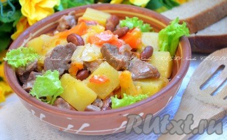 Закрыть крышкой, выставить режим "Мясо" или "Тушение", у кого какой режим. В моей мультиварке-скороварке этот режим длится 21 минуту, если у вас обычная мультиварка, то время будет дольше, от 40 до 60 минут. По прошествии этого времени крышку можно не открывать еще какое-то время, чтобы блюдо настоялось, а затем уже кормить семью. Надеюсь, вам понравится очень вкусная свинина с фасолью и овощами, приготовленная в мультиварке по этому рецепту.
