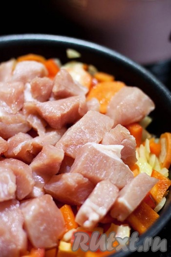 К подрумяненным овощам добавить мясо и обжарить, периодически помешивая, еще минут 15. Слить лишнюю жидкость. Томатную пасту развести в бульоне и заправить гуляш. Посолить, поперчить по вкусу и готовить еще 7 минут.
