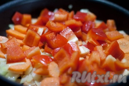 Перец нарезать кубиками и добавить к овощам.